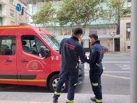 Bomberos revisando los materiales de las fachadas de edificios altos