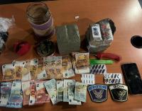 Más de dos kilos de hachís y marihuana, cerca de 900 euros en efectivo y varias armas blancas