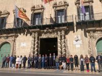 Tres minutos de silencio de la corporación alicantina
