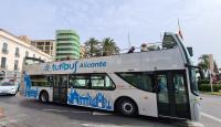 Turibús en el entorno de la plaza Puerta del Mar