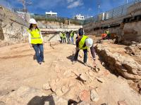 La concejala de Cultura en el solar en proceso de excavación