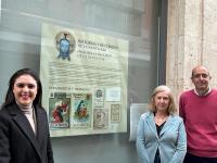 Nayma Beldjilali, Susana Llorens y Santiago Linares, en uno de los ventanales del Archivo