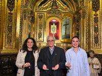 La concejala de Fiestas y la concejala de Cultura con el capellán del monasterio