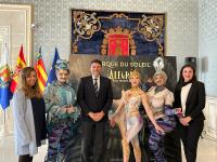 El alcalde y la concejala de Cultura con el elenco de Cirque du Soleil