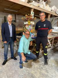 El edill de Seguridad junto con el jefe de Bomberos y el artista de la Hoguera Oficial