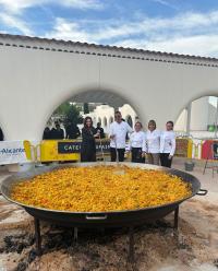 La concejala de Turismo y la chef María José San Román con una paella gigante