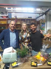 La concejala de Comercio junto al presidente de la Cámara de Comercio y el representante de la Asociación de Mercados Municipales de Alicante