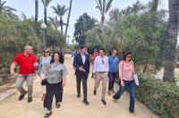 El alcalde en la visita al parque El Palmeral