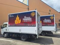 Vehículos de limpieza y residuos con la decoración de Hogueras
