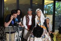 El alcalde anunciando la hoguera ganadora del primer premio de Especial