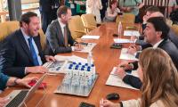 El alcalde de Alicante, Luis Barcala, reunido con el ministro de Transportes y Movilidad Sostenible, Óscar Puente
