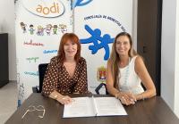 La concejal Begoña León durante la firma del convenio con la presidenta de AODI, María Asunción Arroyo