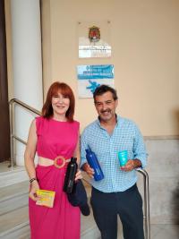 Begoña León y Juan Manuel Galvis con el material de reparto por la ola de calor 