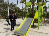 Imagen de la visita del alcalde, Luis Barcala al parque El Palmeral .