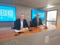 Imagen de la rueda de prensa realizada por el concejal de de Limpieza Viaria y Gestión de Residuos del Ayuntamiento de Alicante, Manuel Villar, y ...