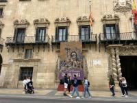 Imagen de la fachada del Ayuntamiento con uno de los tapices florales
