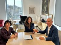 Imagen del acto de la firma del convenio entre la concejala de Turismo, Ana Poquet, y el presidente del Colegio de Médicos, Hermann Schwarz