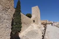 Imagen del foso del Castillo de Santa Bárbara