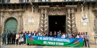 Imagen del acto del Día del Pueblo Gitano donde se ha desplegado una pancarta conmemorativa con la bandera romaní en la Plaza del Ayuntamiento