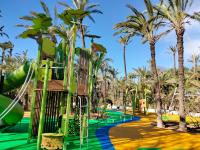 Imagen del Parque de El Palmeral, tras finalizar la instalación de los suelos técnicos de las nuevas áreas de juegos infantiles y de calistenia