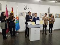 Imagen del acto de la firma de un convenio entre Alicante y Albacete