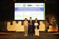 Imagen, del concejal de Vivienda, Carlos de Juan, recibiendo el premio a la gestión del parque de vivienda municipal en Barcelona.