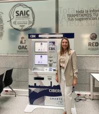 Imagen de la concejala de Atención Ciudadana delante de un ciberkiosco en dependencias del SAIC