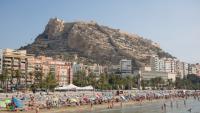 Imagen de la playa en verano de El Postiguet
