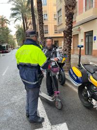 Imagen de un Policía Local informando a un ciudadano del correcto uso del vehículos de movilidad personal (VMP)
