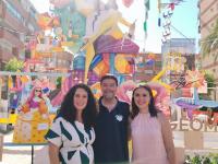 Imagen del alcalde de Alicante, la concejala de Fiestas y la de Cultura en las Hogueras