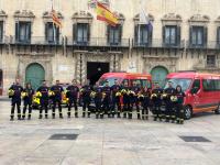 Imagen de los 15 bomberos y bomberas en la plaza del Ayuntamiento que refuerzan la plantilla del Speis