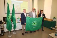 Imagen del acto en el que Alicante recibe la Bandera Verde de la Sostenibilidad que otorga Ecovidrio por el compromiso de sus ciudadanos en la reco...