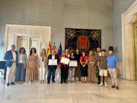 Imagen del acto celebrado en el Salón Azul del Ayuntamiento de Alicante de entrega de los cheques de las barras solidarias