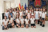 Imagen del acto de entrega del primer premio de la categoría juvenil del 19º Concurso de Fogueres Escolars, con ‘Las lenguas, tesoro compartid...