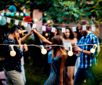 Personas disfrutando de una fiesta al aire libre