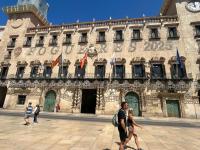 Imagen de la fachada del Ayuntamiento de Alicante con las luces de Hogueras