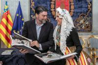 Luis Barcala y Adriana Vico hojean la revista 'Festa de Fogueres 2025'