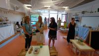 Imagen de la concejala de Educación, Mari Carmen de España, en una visita a un centro educativo