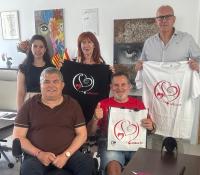 Imagen de los concejales de Bienestar Social, Begoña León, y el concejal de Limpieza, Manuel Villar, junto a representantes de la asociación Ade...