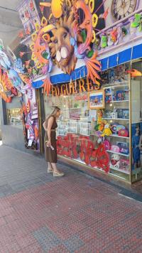 Imagen de la concejala de Comercio, Lidia López, en la visita de los escaparates de Hogueras con el jurado 