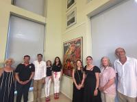 Imagen del acto con el alcalde de Alicante y las Belleas del Foc que descubren el primer cartel de Hogueras en el Archivo Municipal