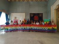 Imagen del acto acto institucional de conmemoración del Día del Orgullo, que ha culminado con el despliegue de la pancarta LGTBI