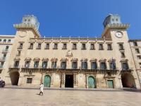 Imagen de la fachada del Ayuntamiento de Alicante