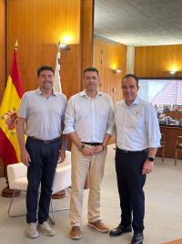 Imagen de la reunión mantenida en el Ayuntamiento de Alicante entre el alcalde, Luis Barcala, ry el diputado de Administración Electrónica de la...