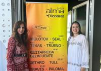 Imagen de las concejala de Turismo y Cultura, Ana Poquet y Nayma Beldjilali en la presentación del cartel del festival