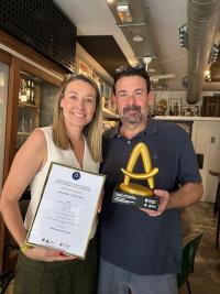 Lidia López junto a Dani Frías, del Santabar