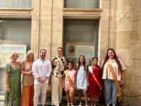 Imagen de la concejala de Cultura, Nayma Beldjilali, en el Archivo Municipal que ha recibido la visita del presidente de Federación de Fiestas Tra...