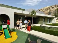 Imagen de la visita del alcalde, Luis Barcala,  al CEIP Juan Bautista Llorca que estrena nuevas instalaciones en septiembre 