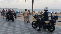 Imagen de la Policía Local vigilando la fachada litoral de Alicante