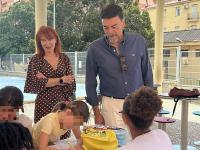 Imagen del alcalde, Luis Barcala, y la concejala de Bienestar Social, Begoña León, en una visita a las Escuelas de Verano Municipales